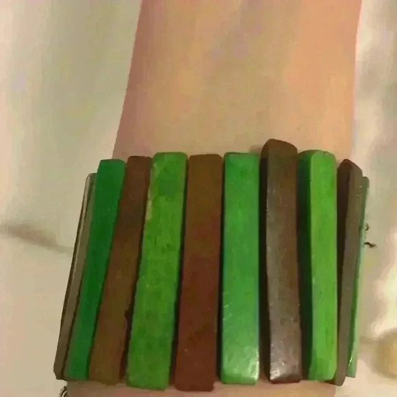 🐳 Green and Brown Wooden Striped Stretch Bracelet - Picture 14 of 15